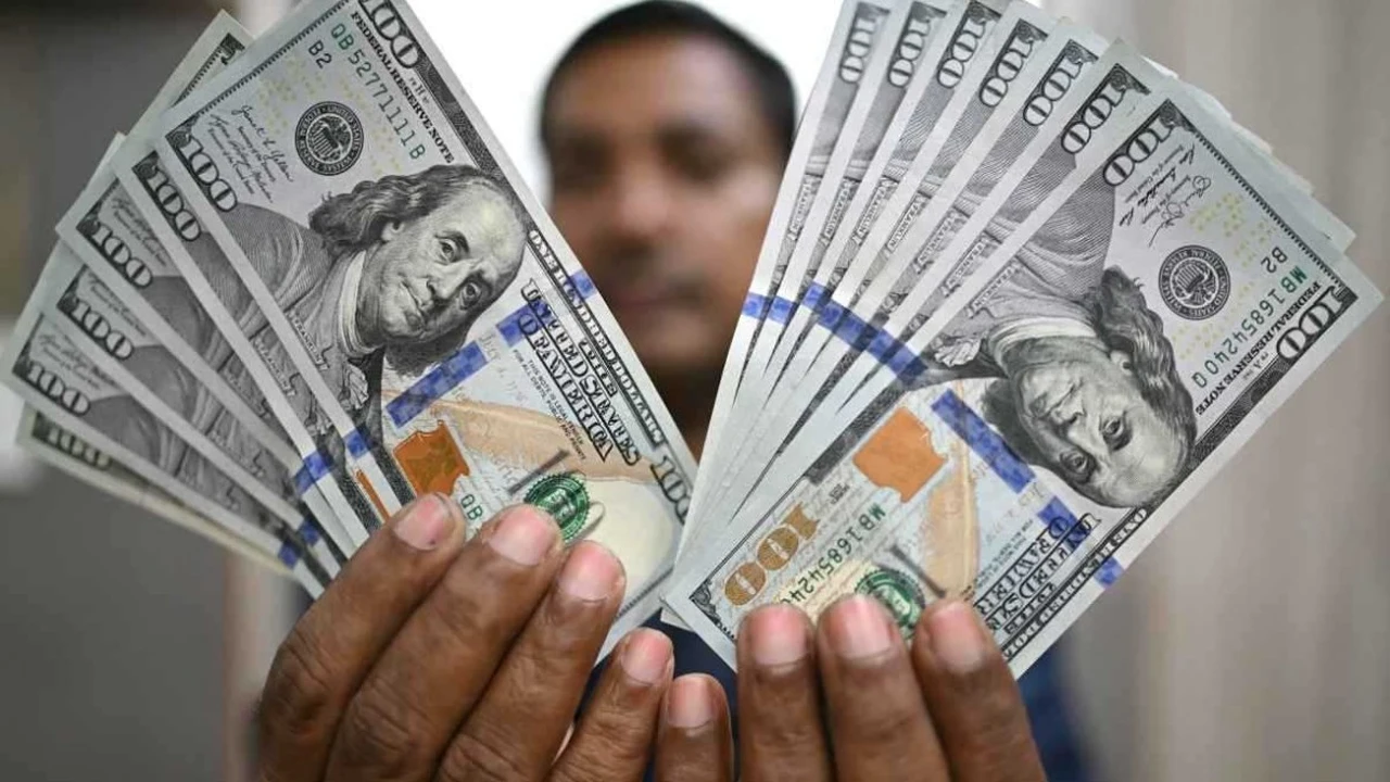 تطورات سعر صرف الدولار مقابل الجنيه في تعاملات البنوك اليوم الأحد